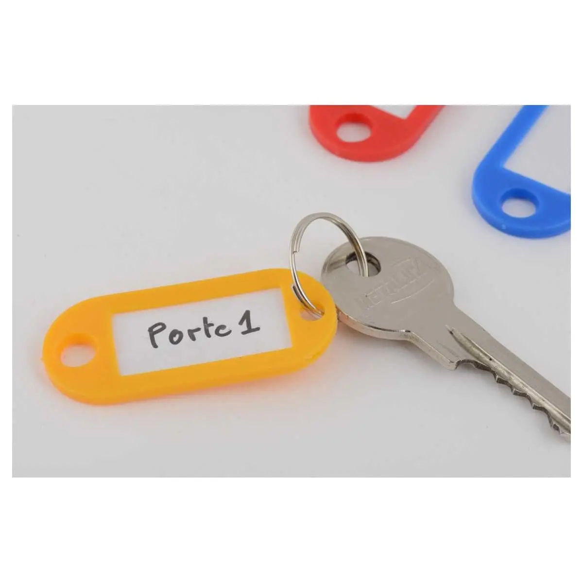 Étiquettes de porte-clés en plastique coloré assorties avec un